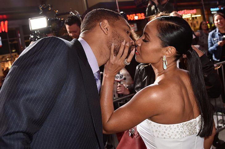 Hombre le da un beso a su esposa will smith y jada