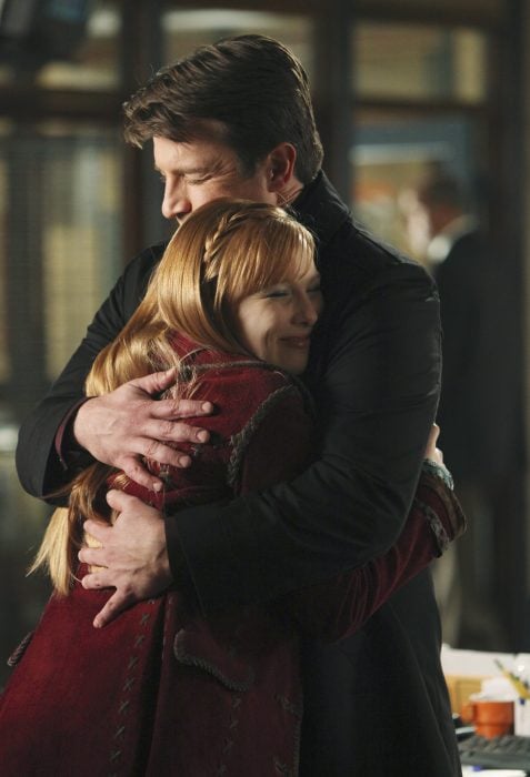 Escena de la serie Castle padre e hija abrazados 