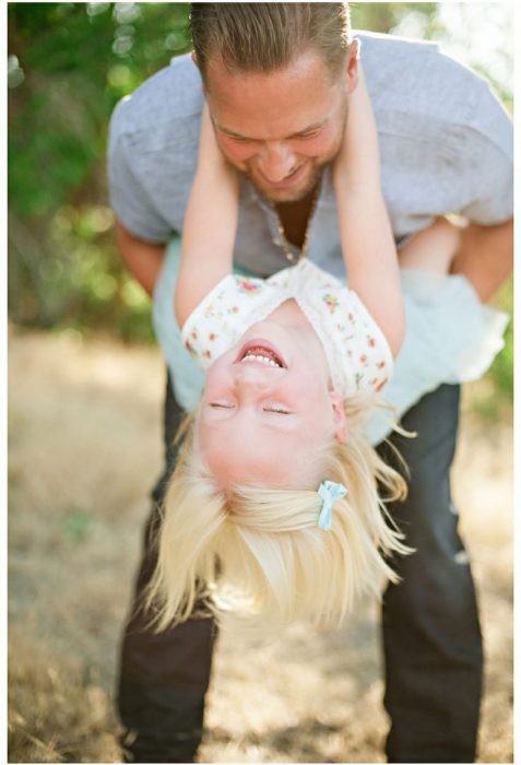Padre jugando con su hija mientras ella ríe