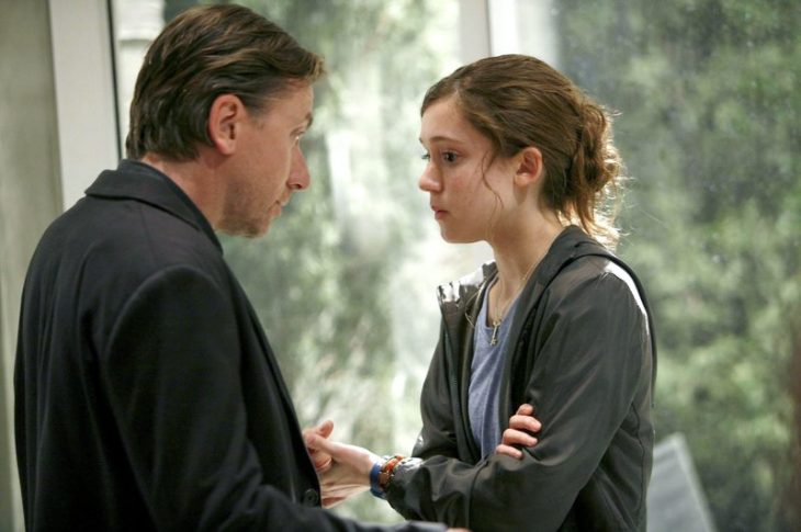 Escena de la serie Lie to me padre y su hija conversando