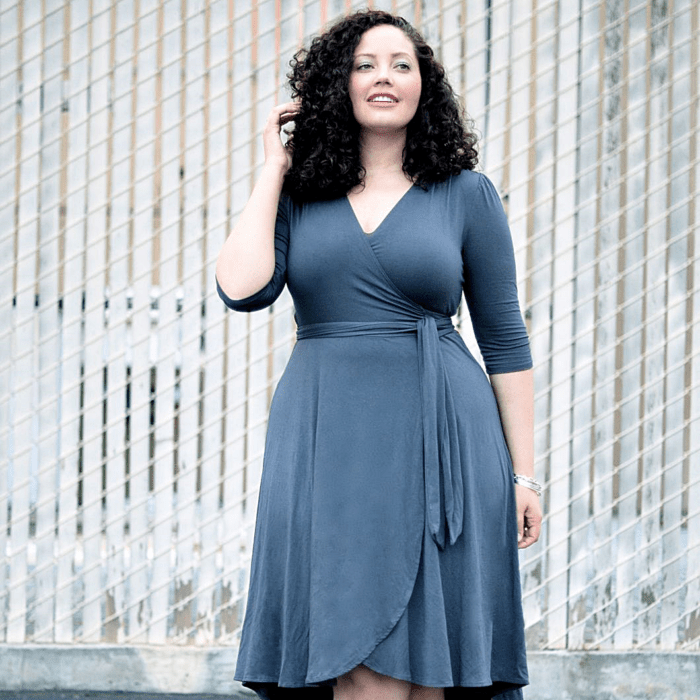 chica curvy con vestido azul ajustado