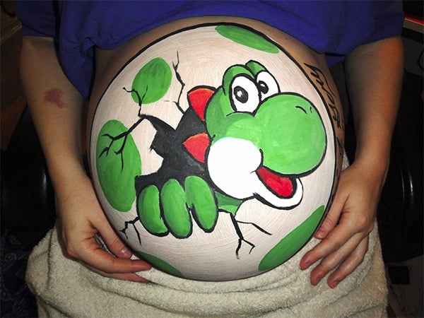 Pancita de una embarazada pintada con yogui