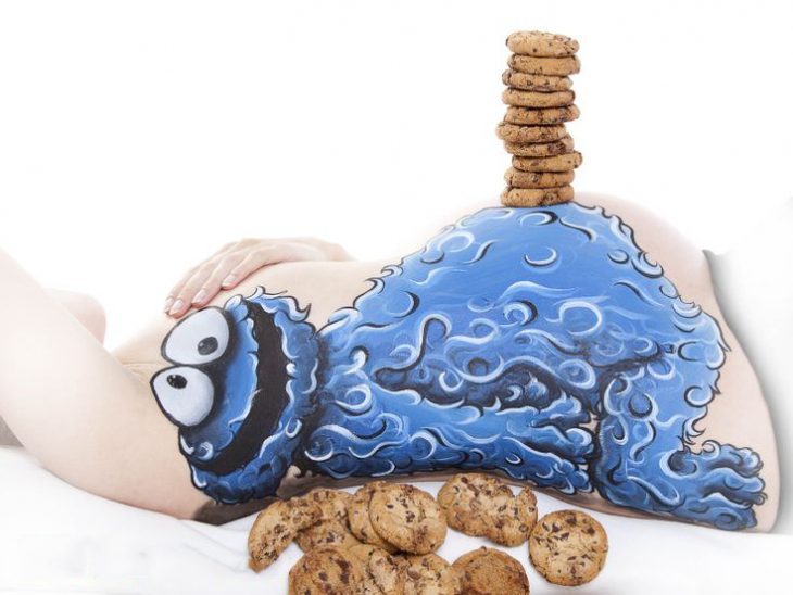 Pancita de una embrazada pintada con el monstruo come galletas