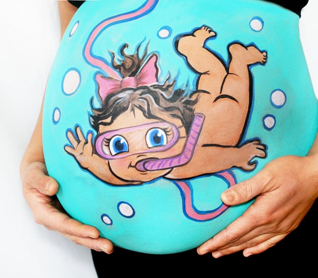 Pancita de una chica embarazada pintada con una niña buza 