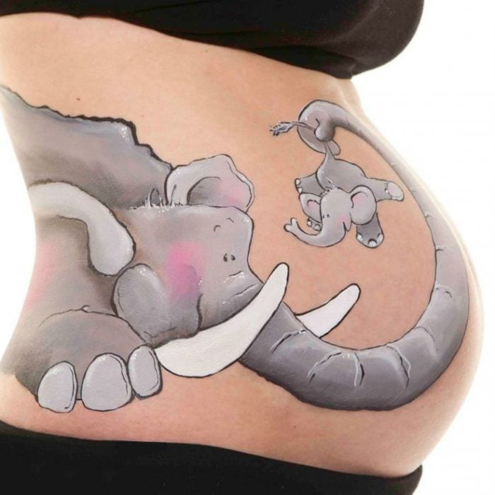 Pancita de una chica embarazada pintada con un elefante 