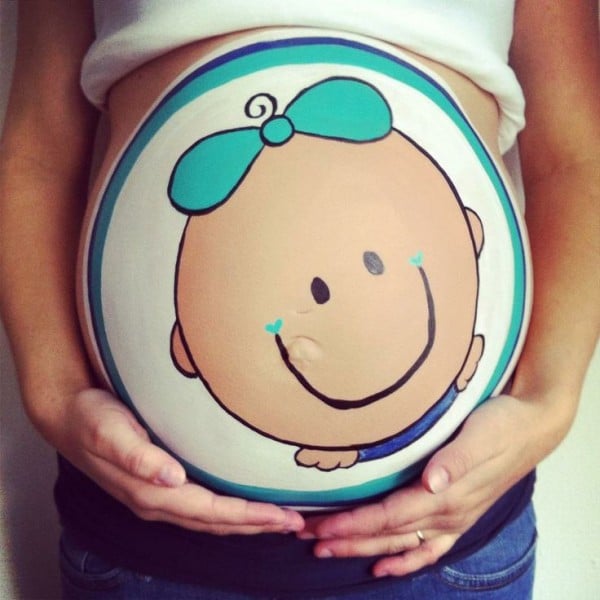 Pancita de una chica embarazada pintada con una niña 