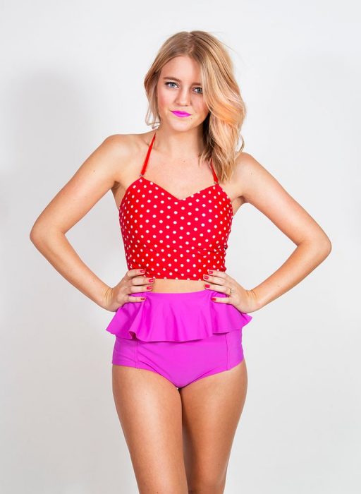 Chica con un bikini en color rojo con rosa 