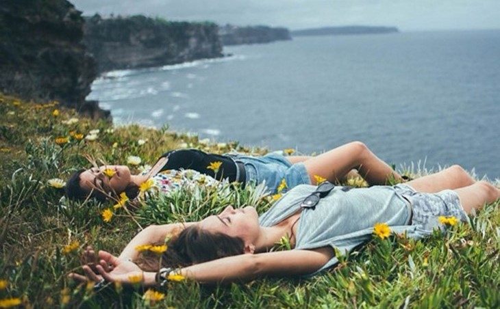 dos mujeres entre las flores dormidas en la playa 