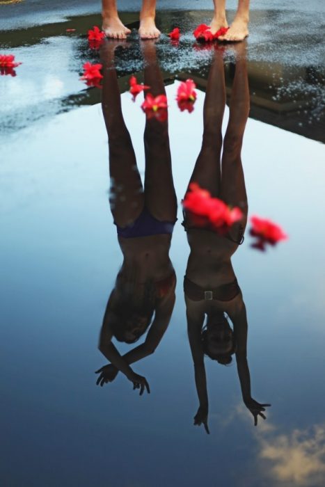 reflejo en el agua de chicas en bikini