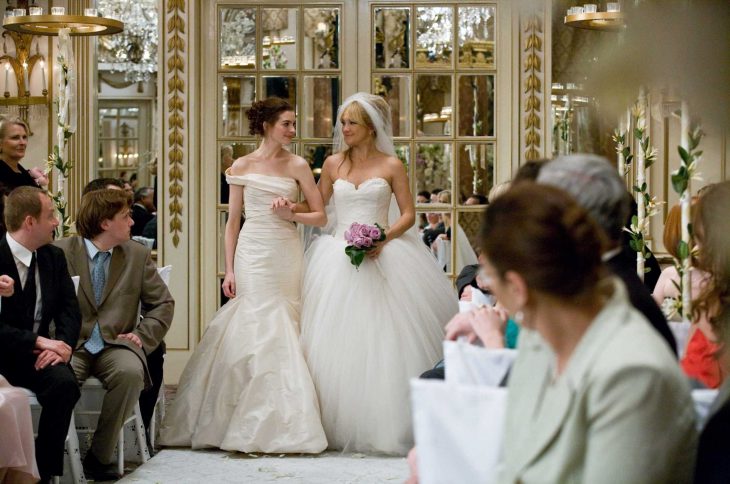 Escena de la película guerra de novias. Chicas caminando hacia el altar