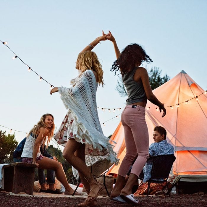 Chicas bailando frente a una fogata