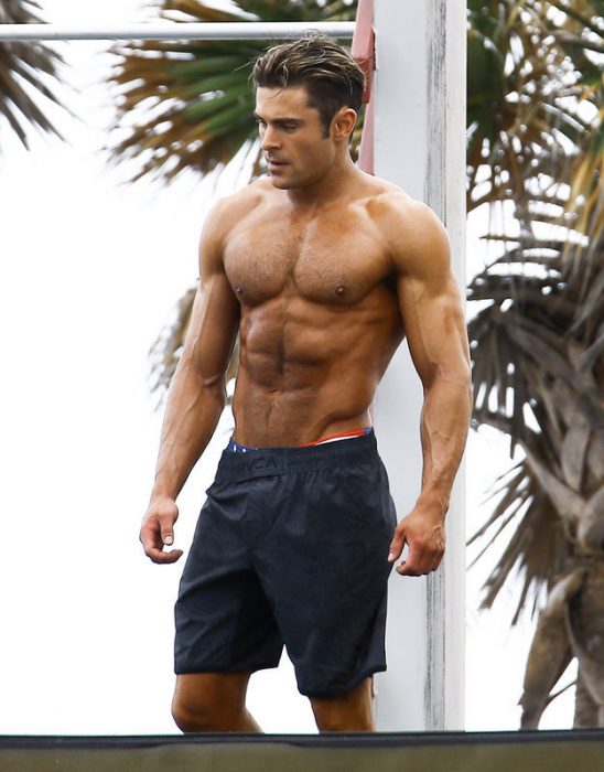 Zac efron en 2016 mostrando el abdomen 