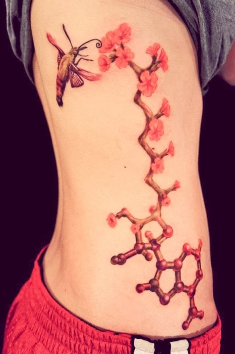 tatuaje cadena de adn con flores