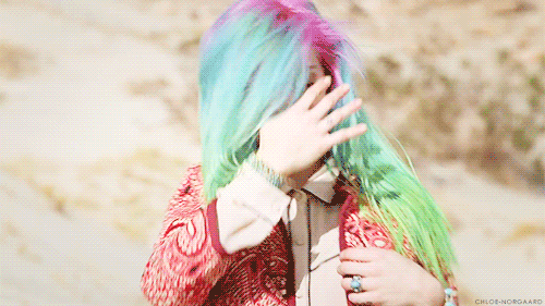 GIF Chica con el cabello de colores 