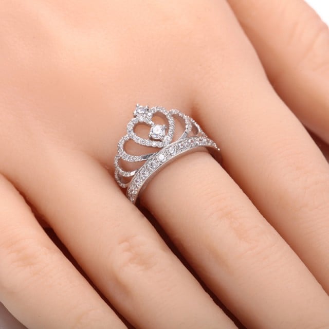 anillo de compromiso en forma de corona