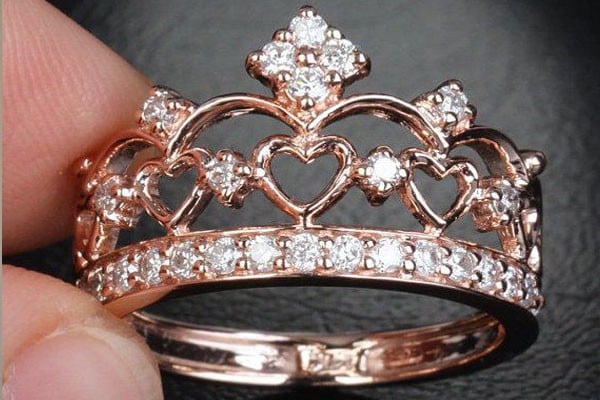 anillo de compromiso en forma de corona