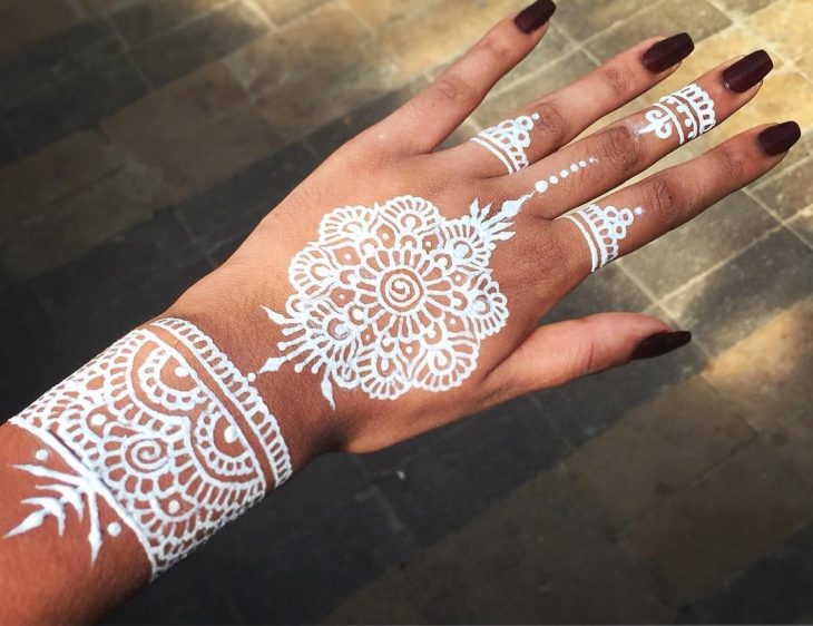 tatuaje henna blanco