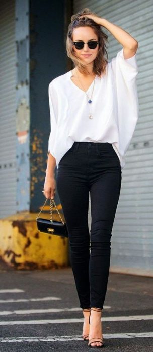 mujer con pantalón negro y blusa blanca 