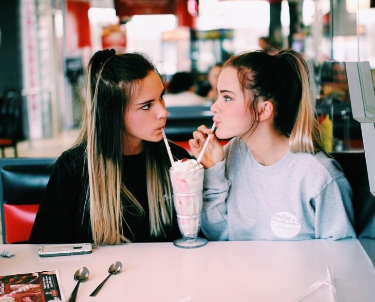 Amigas tomando una malteada en un restaurante