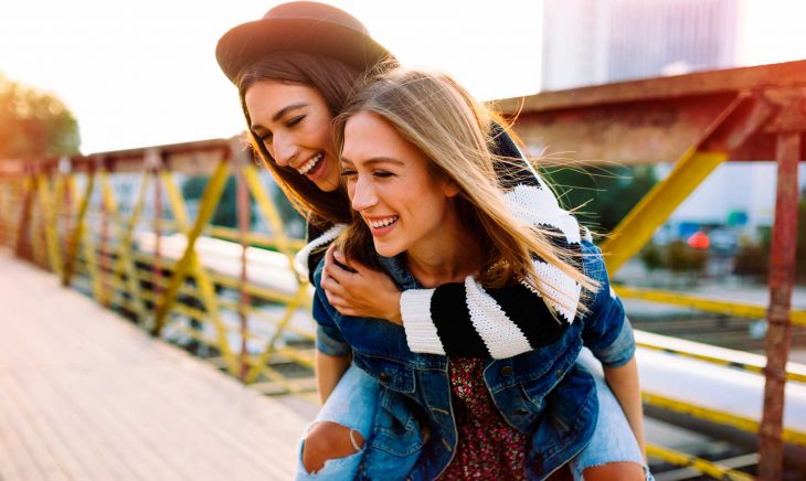 Mejores amigas sonriendo