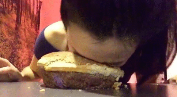 gif chica comiendo pan directo de la mesa