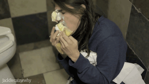 gif chica comiendo pan en el baño