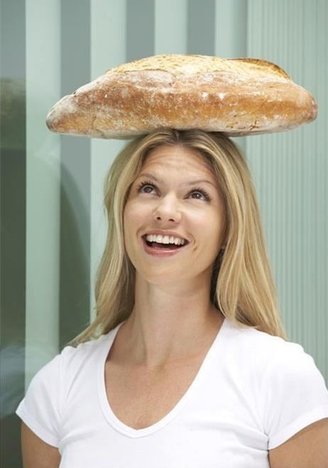 chica con pieza de pan en la cabeza