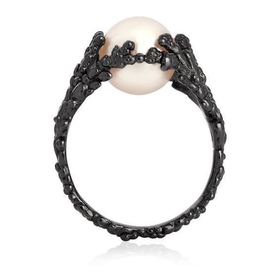anillo de compromiso negro con perla