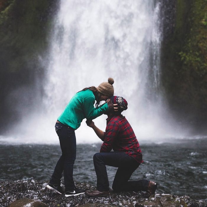 propuesta de matrimonio en una cascada