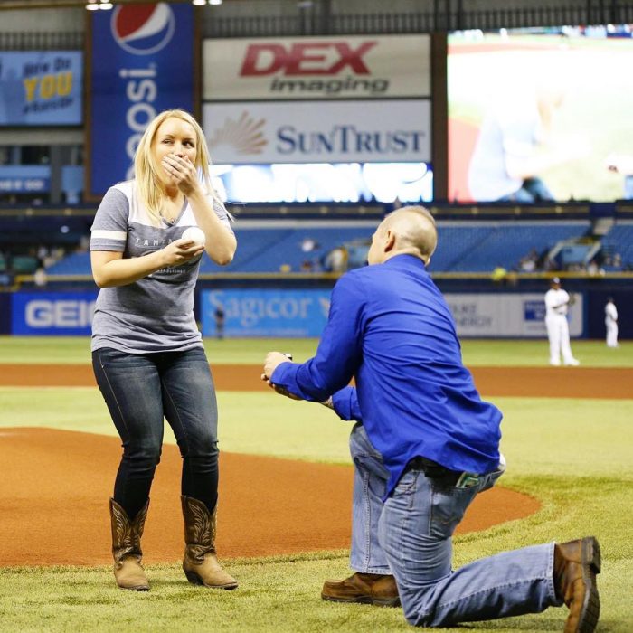 propuesta de matrimonio en campo de beisbol