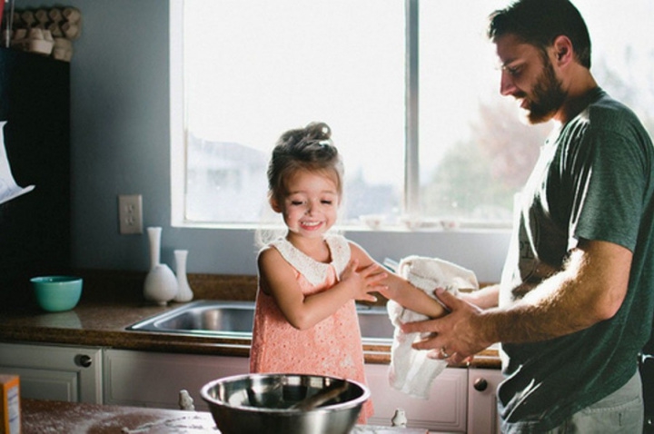 papá e hija cocinando