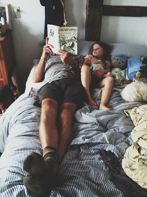 padre leyendo cuento a hija