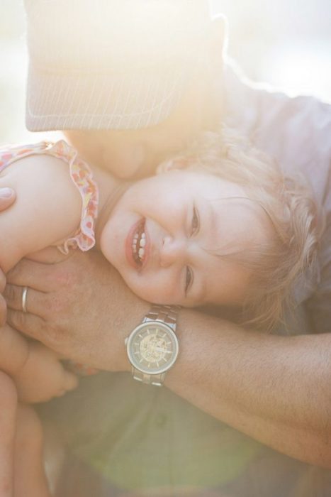 padre con niña pequeña