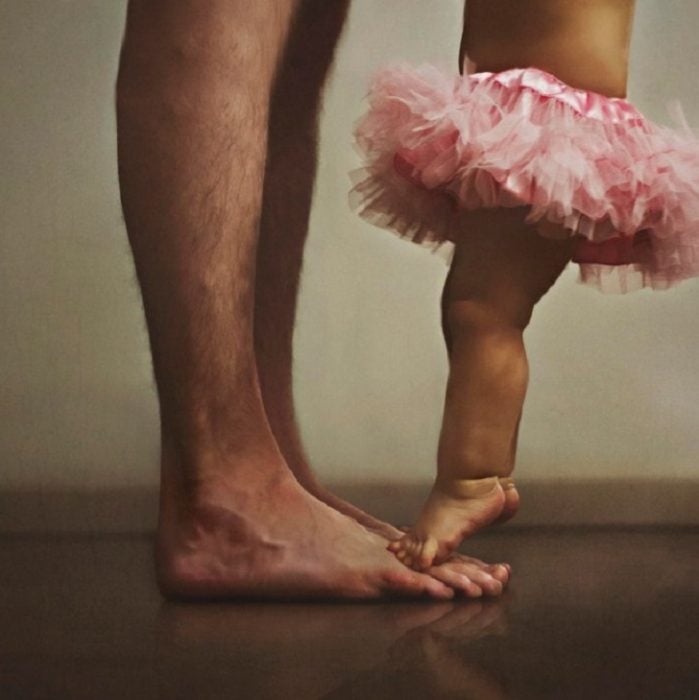padre e hija bailando