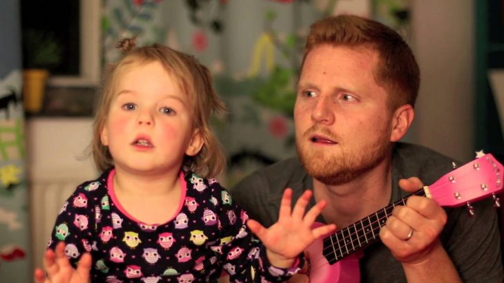 padre e hija cantando