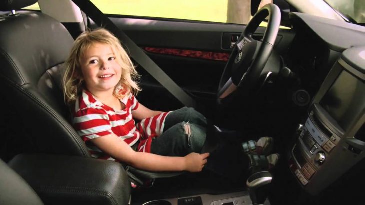 niña en coche