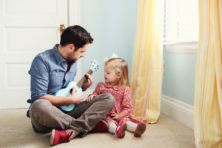 padre e hija con guitarra