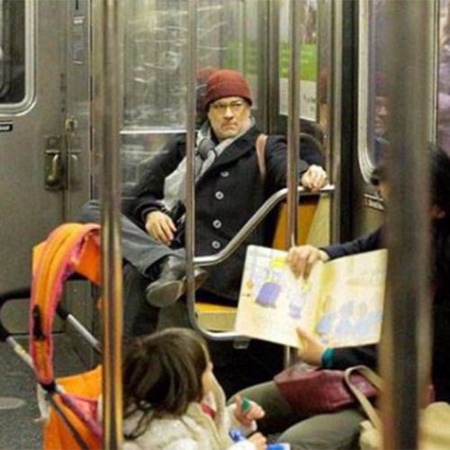 persona parecida a Tom Hanks en el metro