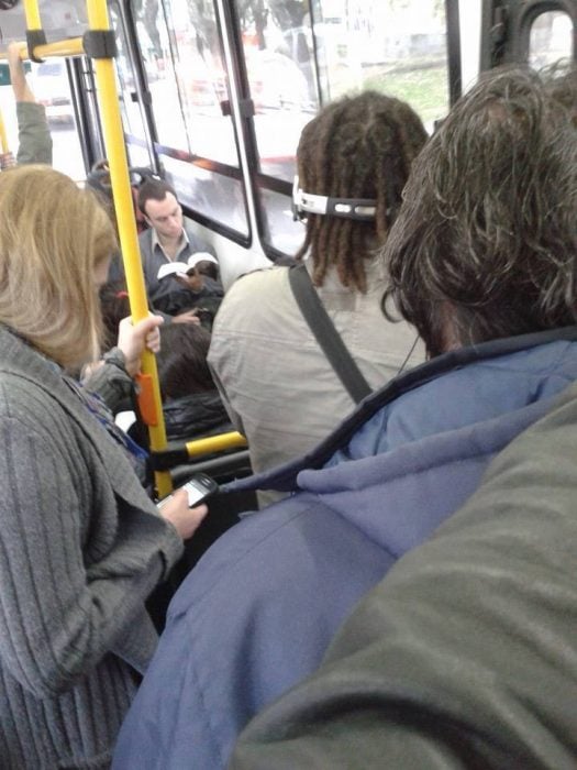 persona parecida a Sheldon en el metro