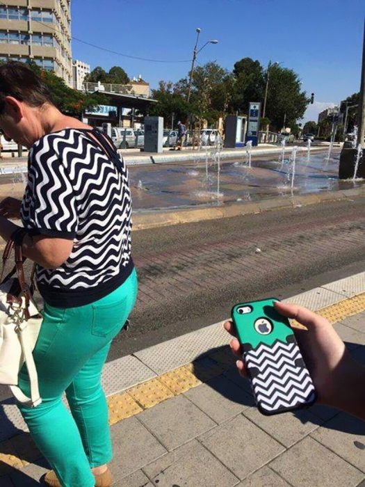 mujer vestida como funda de celular