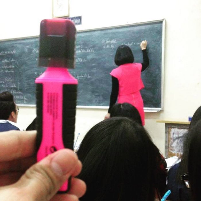 profesora vestida como marca textos