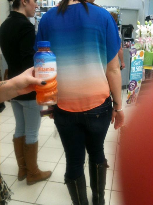 mujer vestida con mismos colores de botella de plástico