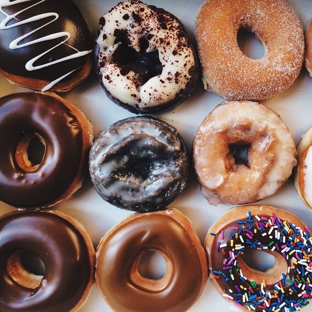 9 donas de chocolate y glaseadas 