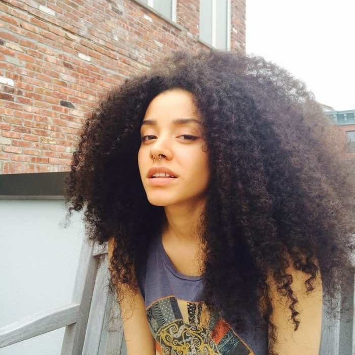 chica con cabello afro y arete en la nariz 