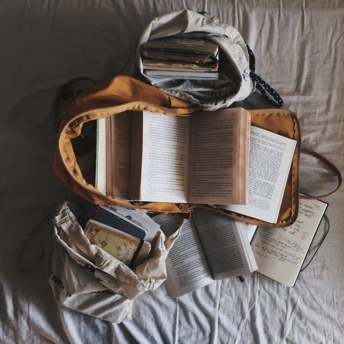 mochila en una cama con libros dentro