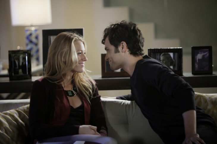 Escena de la serie gossip girls. Serena y nate conversando 