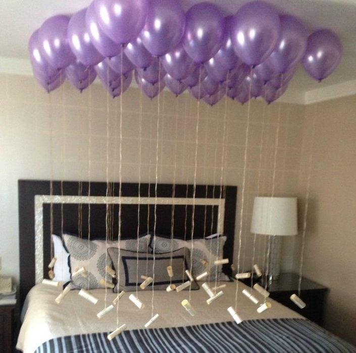 globos en una habitación y notas de amor colgadas