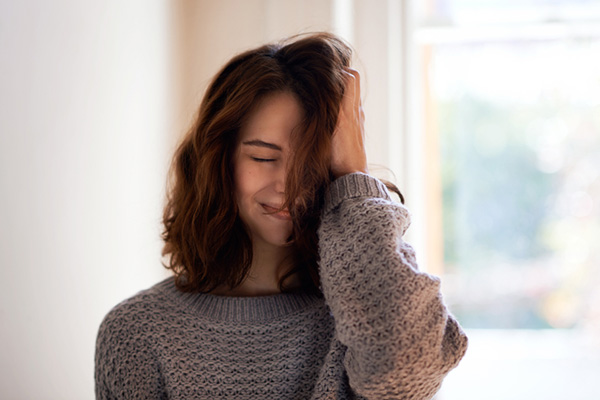 chica tocándose el cabello