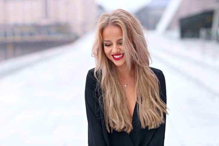 chica sonriendo