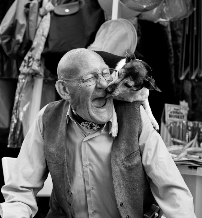 abuelo sonríe junto a su perro 